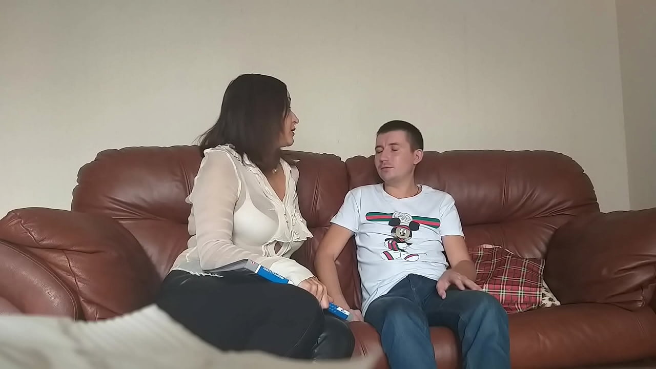 Ikasle lotsatiak irakasle aseezina izorratu du (Milf Alina Tumanova)