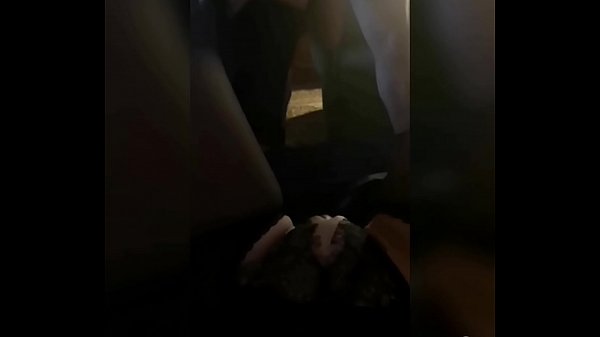 MJM beroa. Senarrak neskalaguna izorratzen du emaztearen aurrean. Emaztearen pussy busti egiten da, bere fantasia zikinak gogoa hunkitu besterik ez du egiten