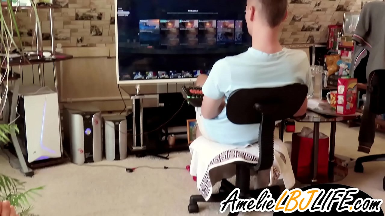 Neska sexu jostailu batekin masturbatzen da mutil-laguna ordenagailu jokoetara jolasteko