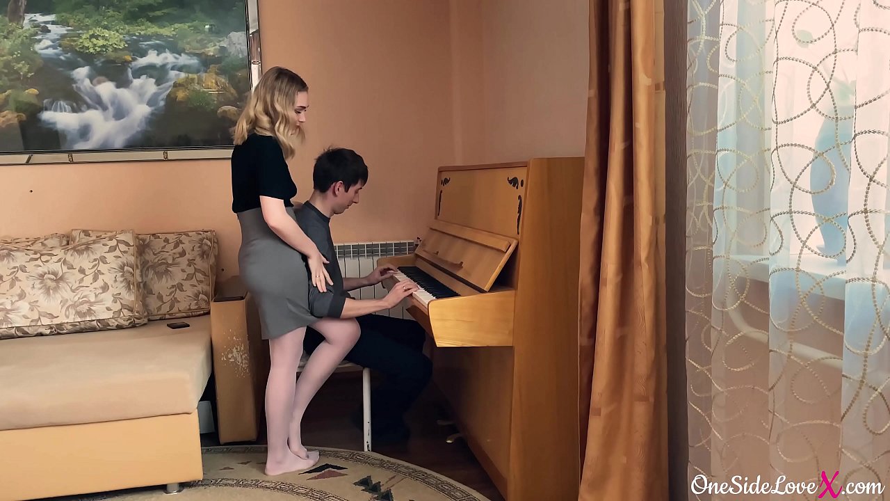 Piano irakasleak bere ikaslearen zakila sakon xurgatu eta izorratu egin zuen.