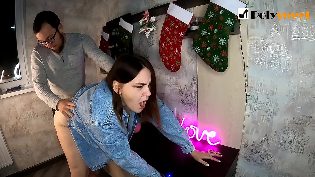 Mutilak gozatu egin zuen ipurdian zaldi-buztana zuen neska polit bat ahoarekin eta zakarrarekin izorratzen