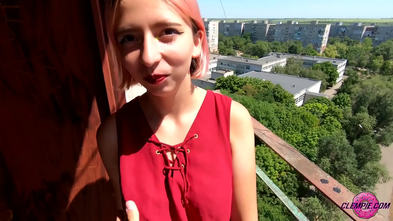 Ikasle sentsuak arrotz bat zurrupatzen du kanpoaldean - Cum On His Face